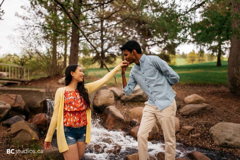 engagement session at hawrelak park