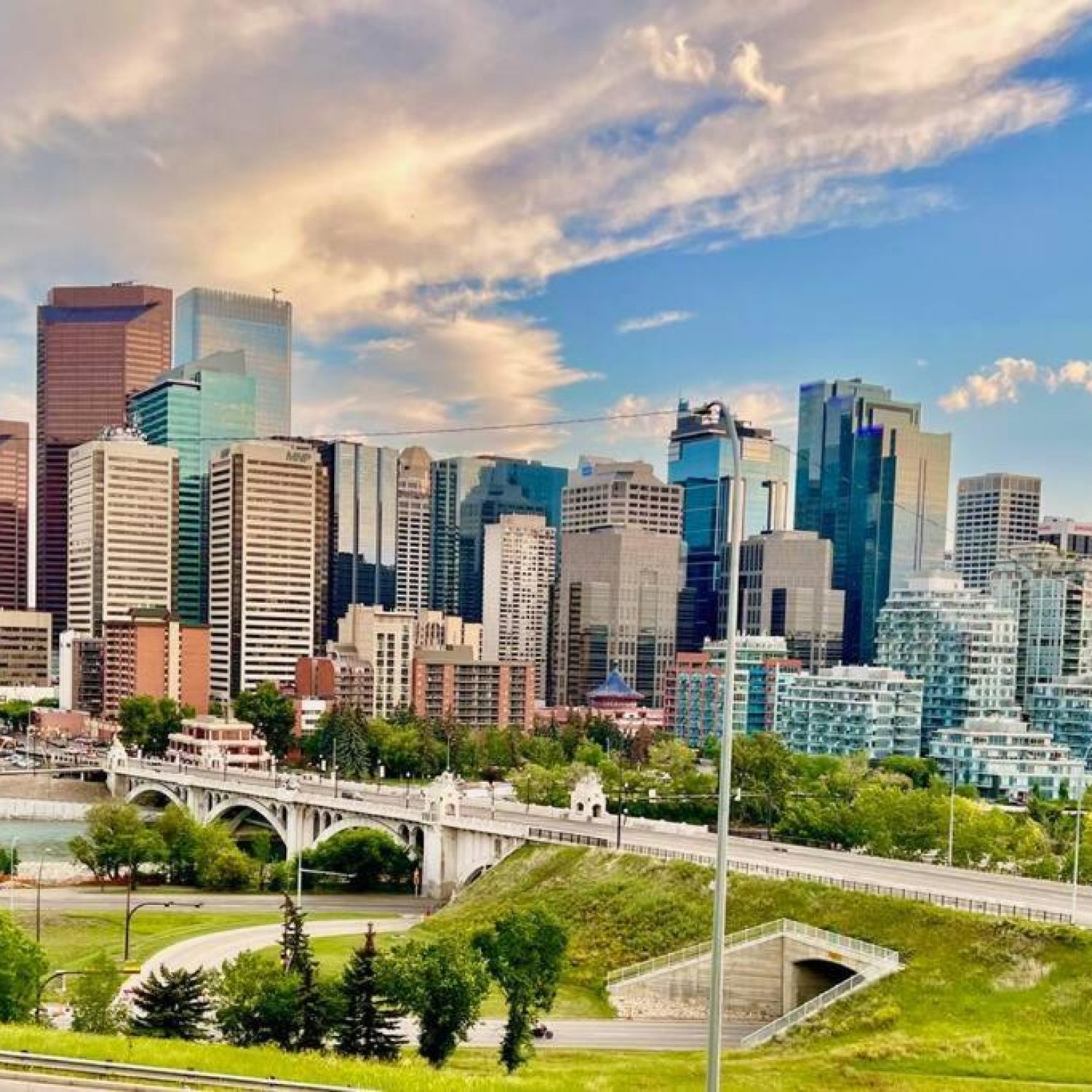 Wide-angle view of the Calgary downtown skyline from the Crescent Heights 