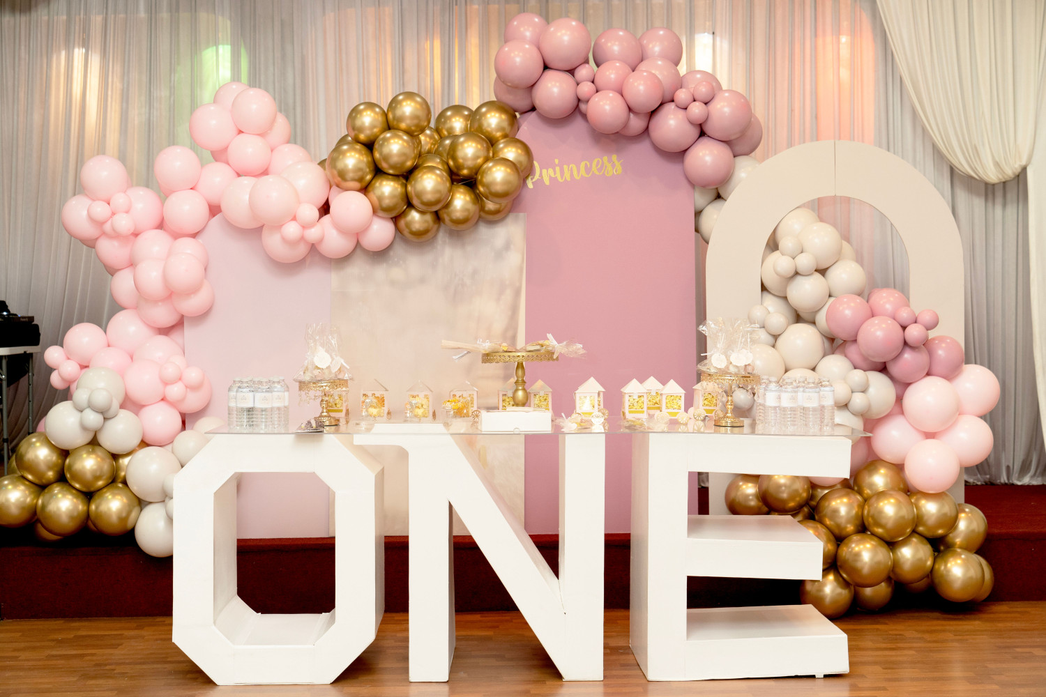 balloon wall backdrop for wedding photos